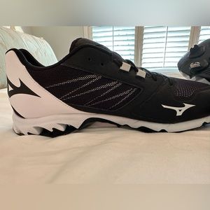 Mizuno cleats NWT